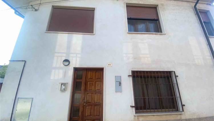 INGRESSO SUL FRONTE STRADA